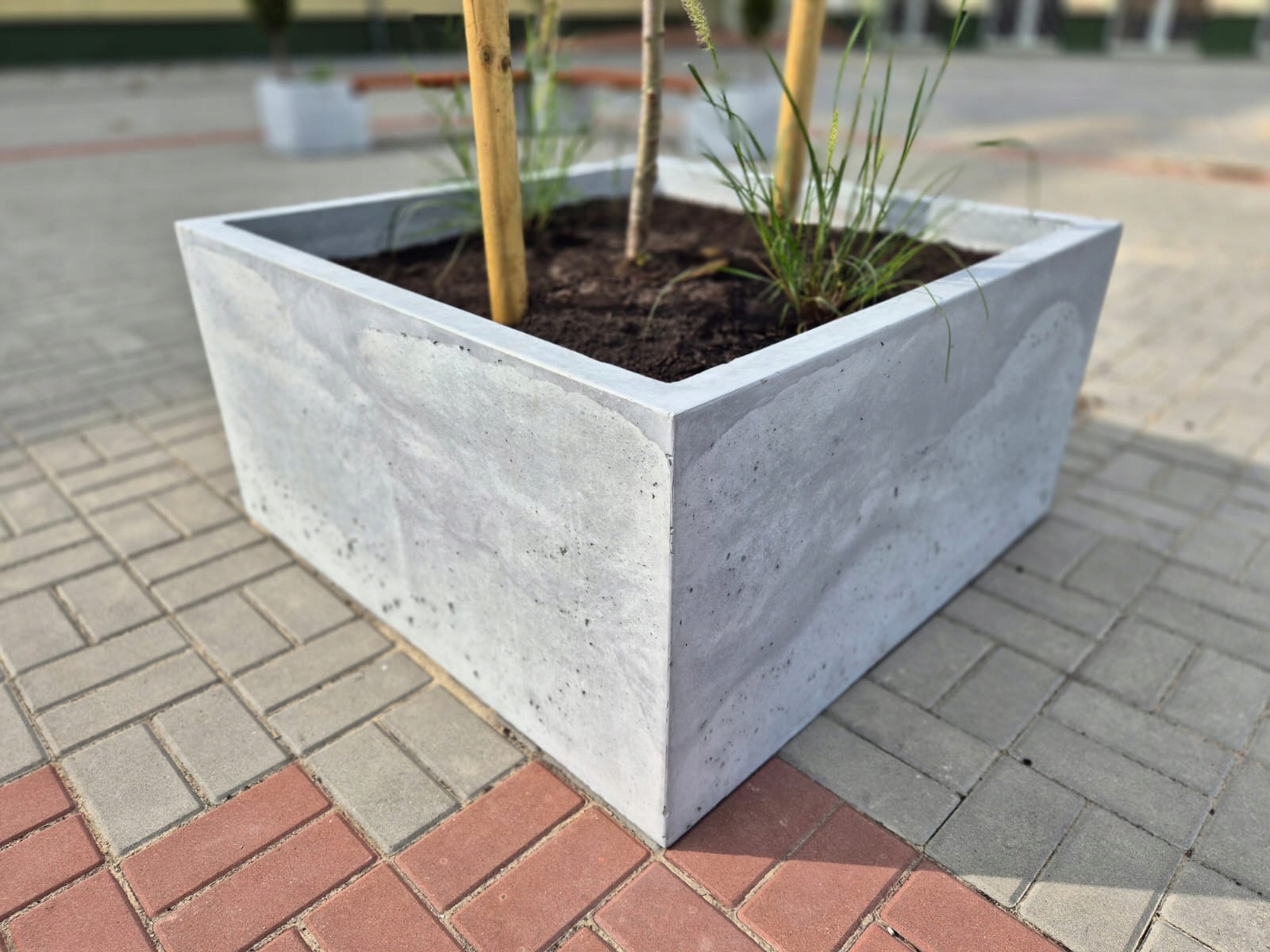 Veľký betónový kvetináč 100 × 100 × 50 cm, impregnovaný, izolovaný, s drenážou